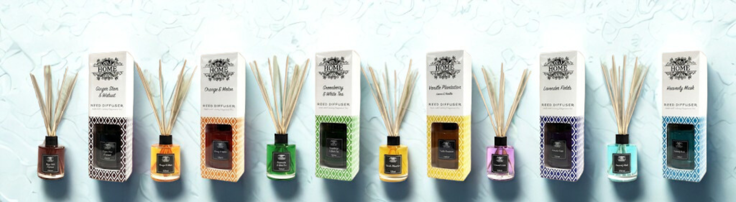 Aroma diffuser med duftpinde placeret på et badeværelse for at skabe wellness stemning.