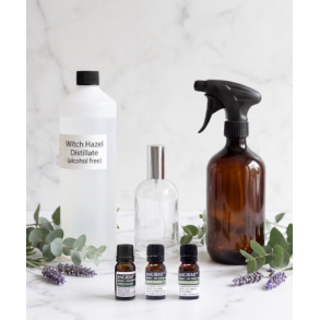 DIY Ingredienser og tilbeh�r til hjemmelavet hudpleje og mists. Samling af tomme sprayflasker (100ml og 500ml), Witch Hazel troldn�d og sm� �teriske olier p� et lyst bord.  2. ALT-tekst til Artlist Billede Prompt 1 (Makrobillede - Kvadratisk 1:1):