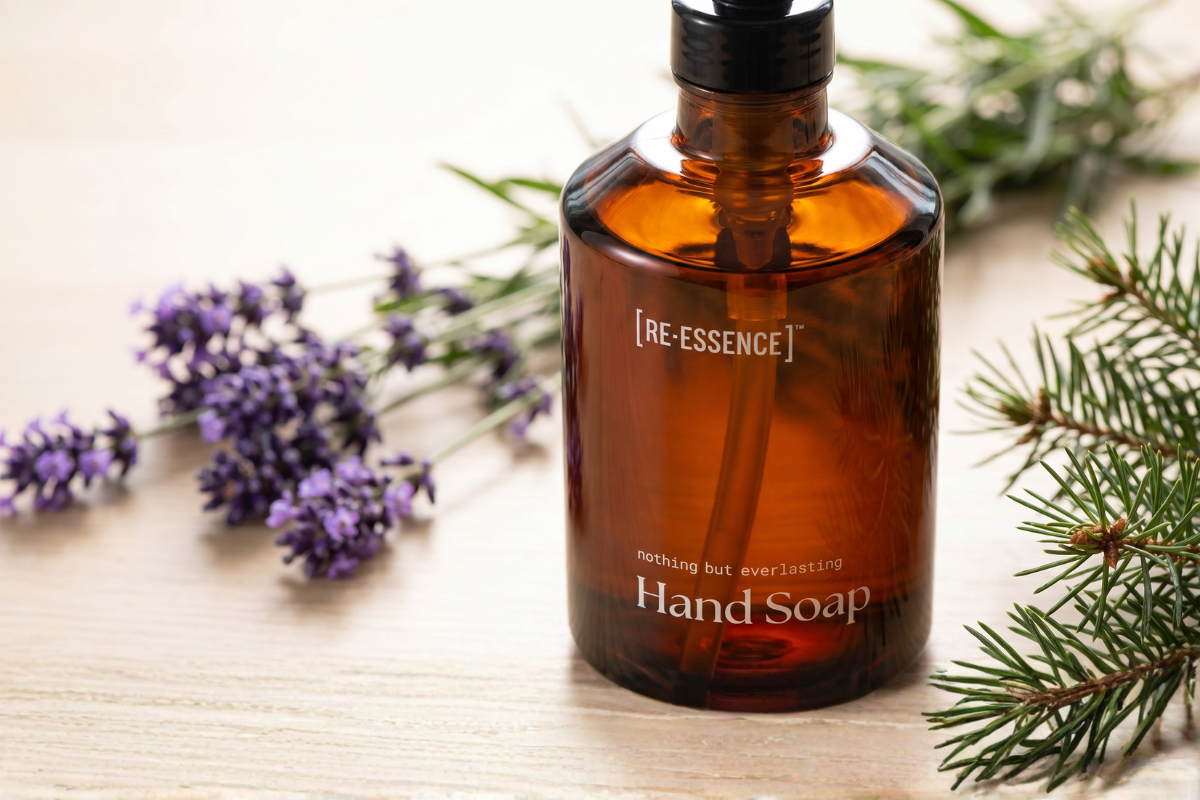 [RE-ESSENCE] H�nds�be Gaves�t Lavendel og Fyrren�l i ravfarvet glas hos Helseservice.
