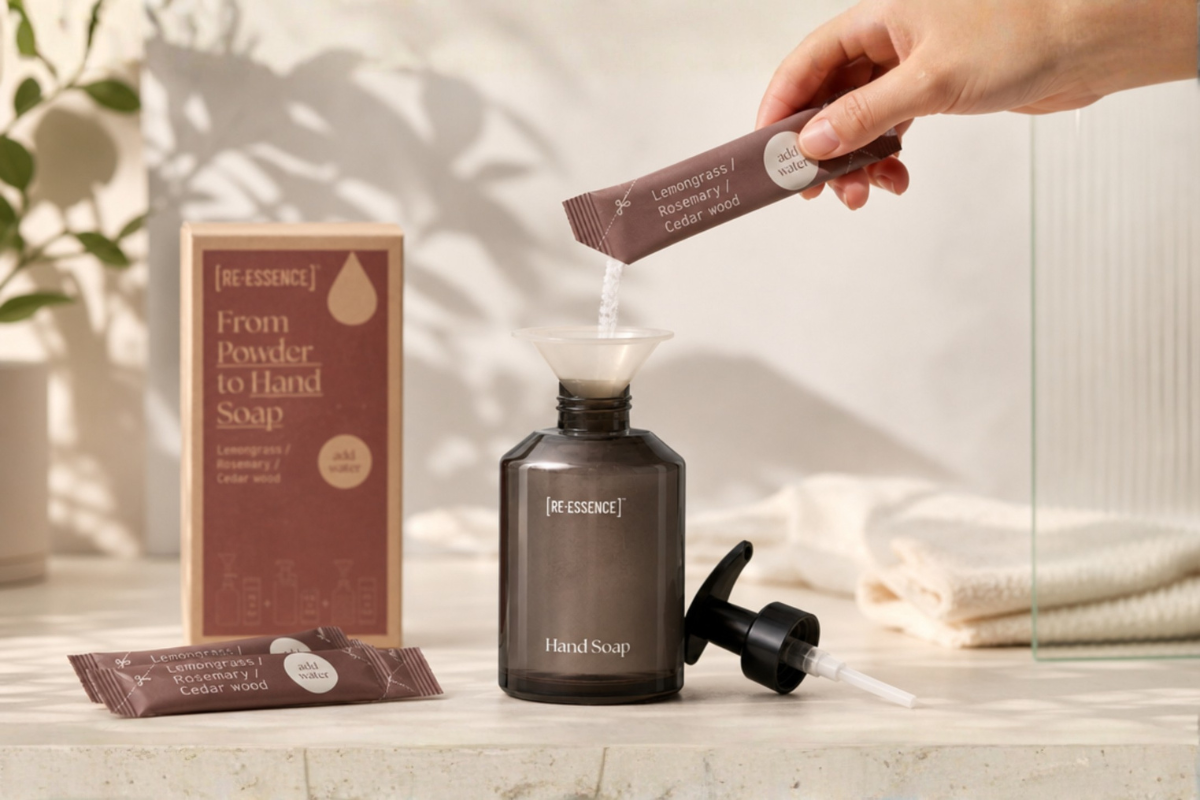 [RE-ESSENCE] H�nds�be Gaves�t med ravfarvet glasdispenser og pulver-refills hos Helseservice.