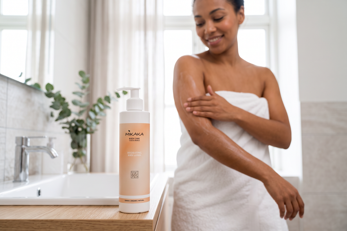 Mikaka Body Care Coco & Mango Hydrating Body Lotion 250 ml. En elegant hvid flaske med pumpe og en sart ferskenfarvet etiket.