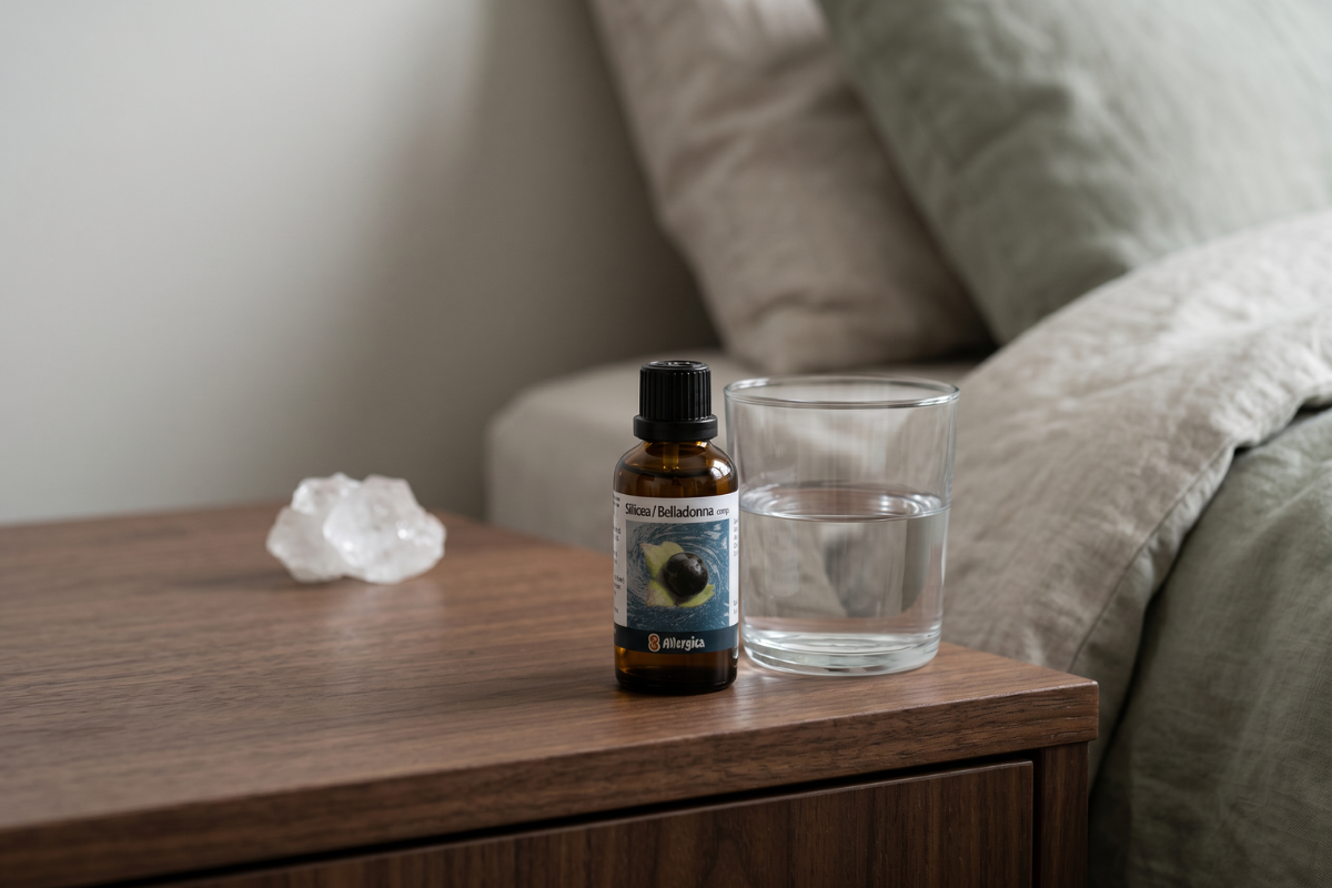 Den klassiske m�rkebrune apoteker-glasflaske fra Allergica. Etiketten har en skiferbl� baggrund med et motiv af et m�rkt, intenst galneb�r (Belladonna) p� et gr�nt blad. Flasken indeholder 50 ml dr�ber og har en indbygget dr�bet�ller.