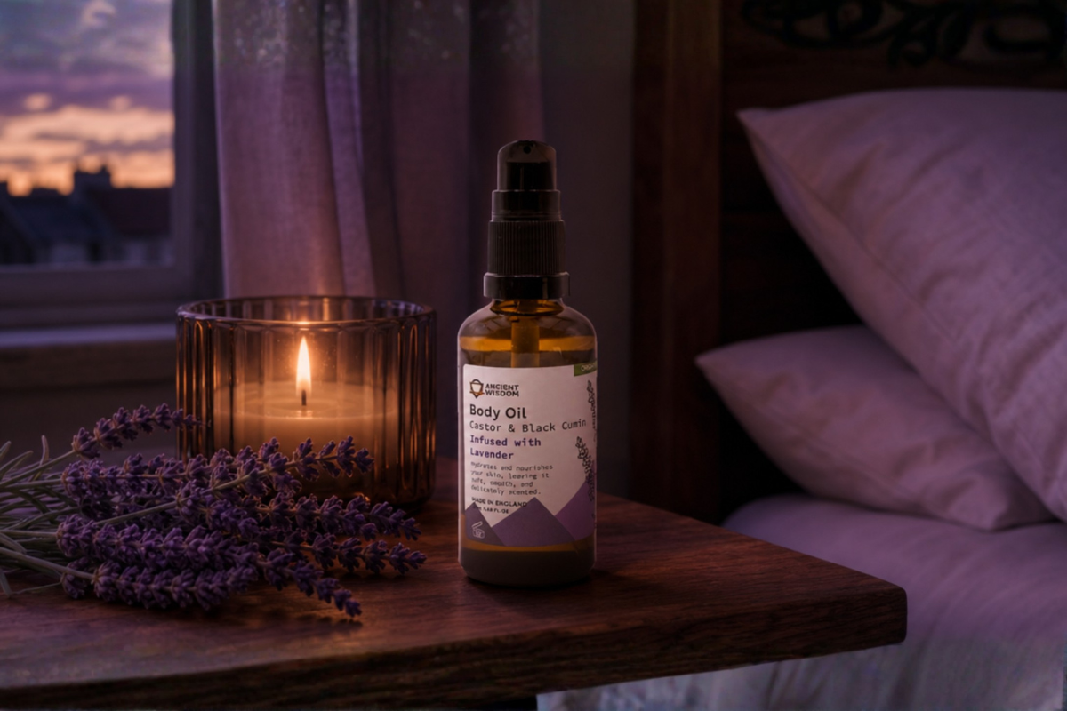 �kologisk Lavendel Kropsolie 50ml i ravgul glasflaske pr�senteret p� shoppen.