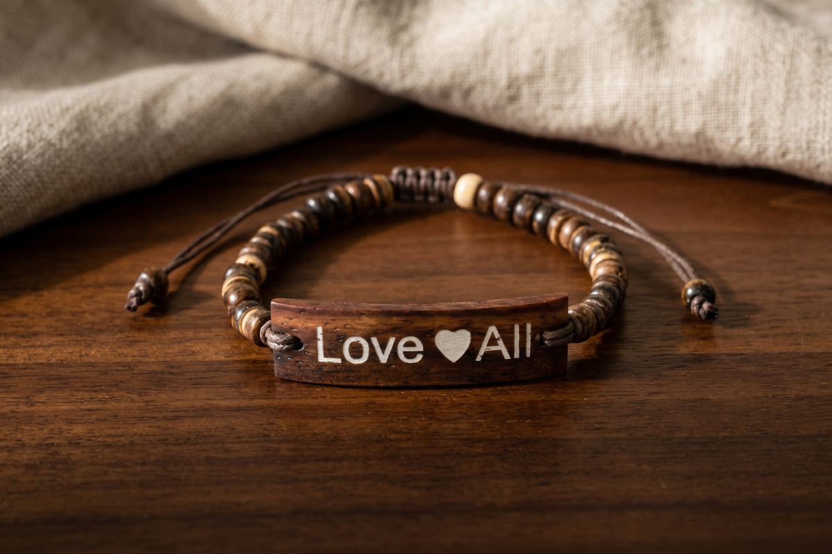 Coco Brown Slogan Armb�nd i brune kokosperler med Love All tekst