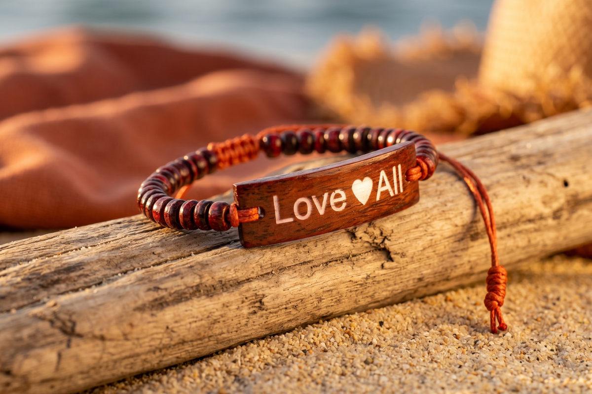 Coco Red Slogan Armb�nd i r�dbrune kokosperler med Love All tekst