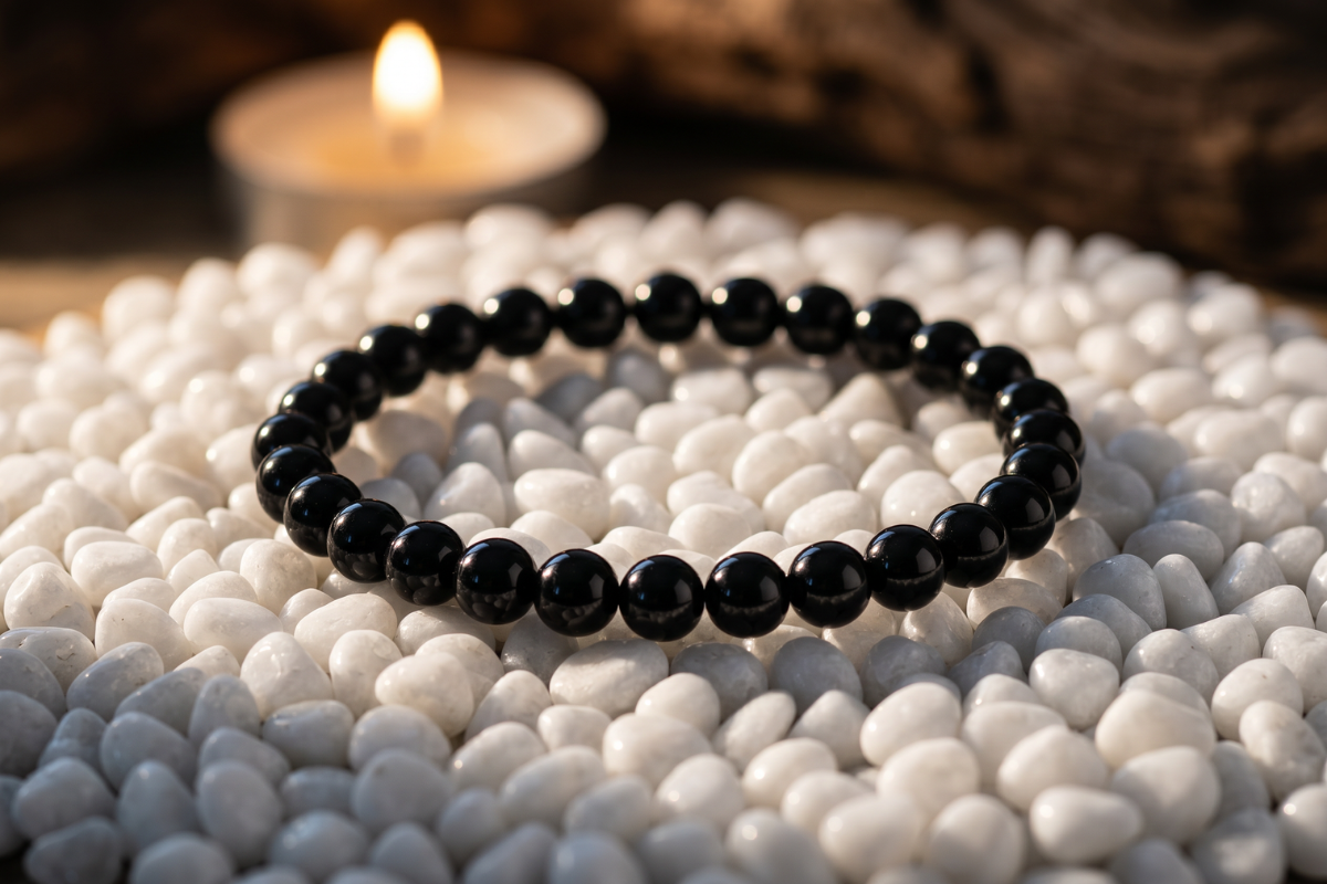 Black Agate Manifestationsarmb�nd blanksorte perler p� brunt displaykort