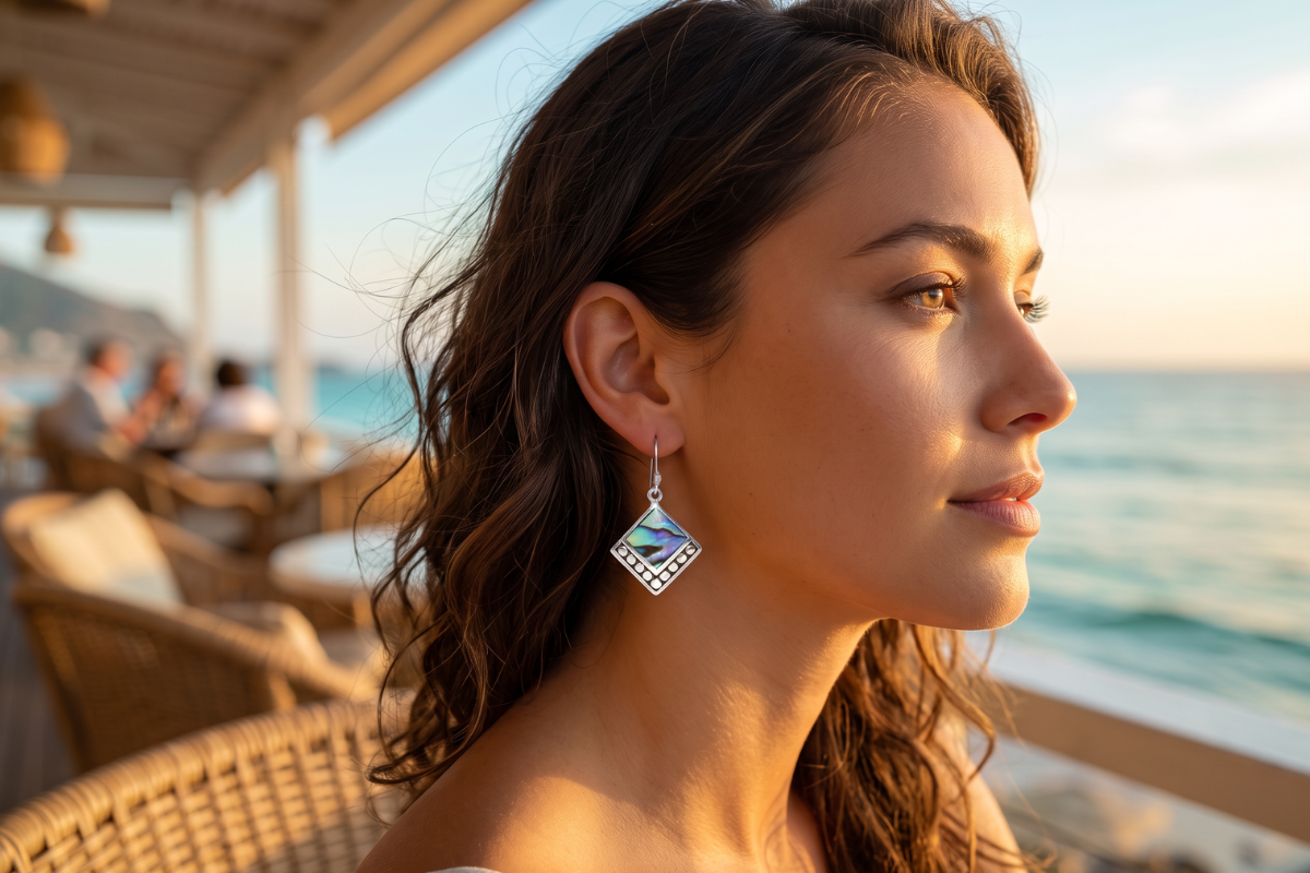 Opretst�ende Shell & Silver Earrings Square Dots. Kvadratiske �reringe i s�lv med dekorative dots langs bunden og en funklende bl�/gr�n abalone-skal i midten.