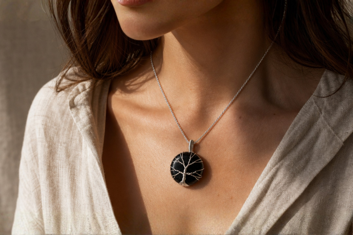 Tree of Life Halsk�de med Sort Onyx vedh�ng og fors�lvet k�de � spirituel beskyttelse talisman pr�senteret p� shoppen.