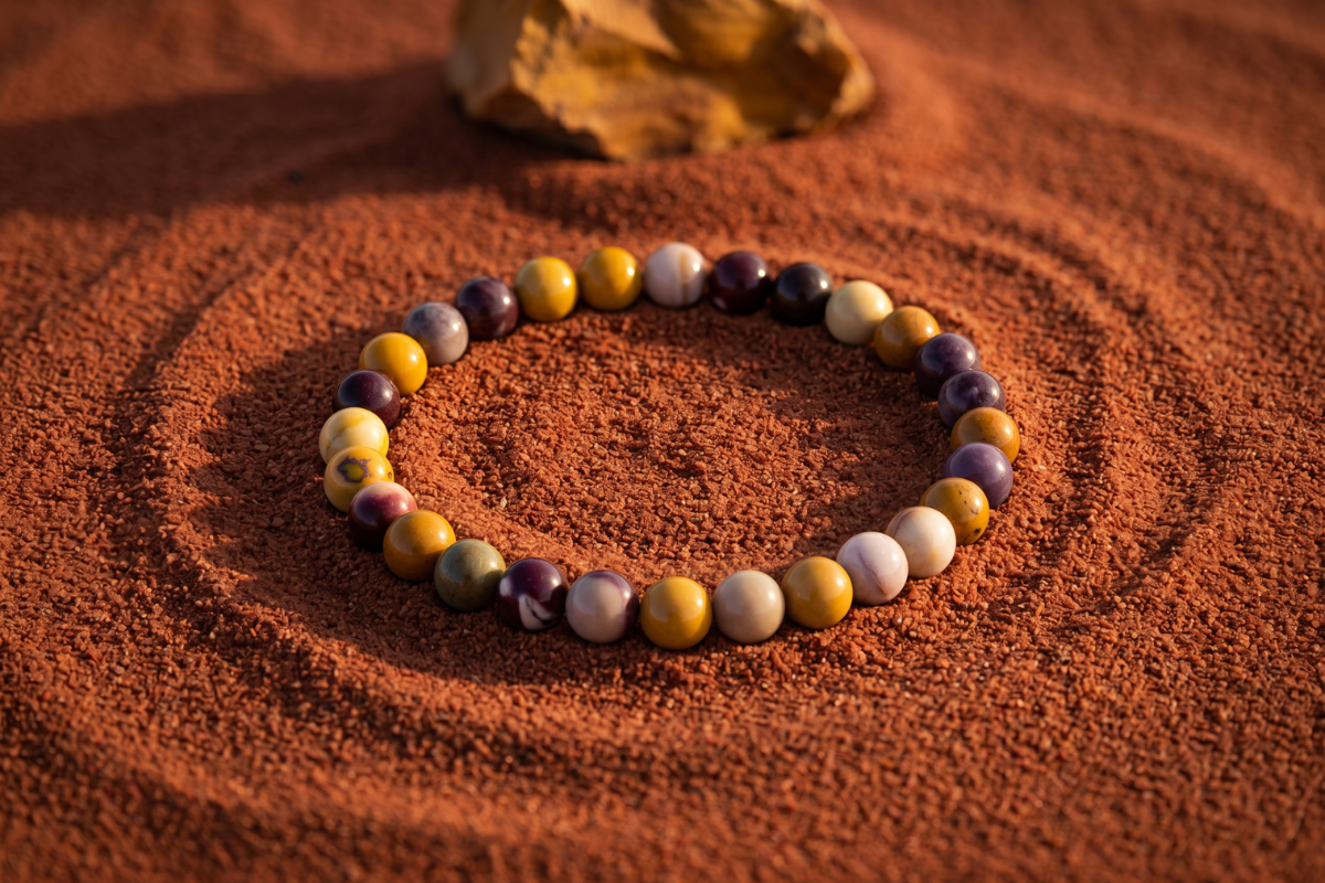 Rare Mookaite Manifestationsarmb�nd p� displaykort med jutesnor