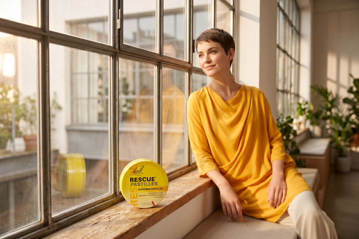 Den ikoniske, runde og gule metald�se med Bach Rescue Pastilles. D�sen har et smart klik-l�g. P� forsiden fremg�r Dr. Bachs signatur samt smagsvarianten Orange & Elderflower.
