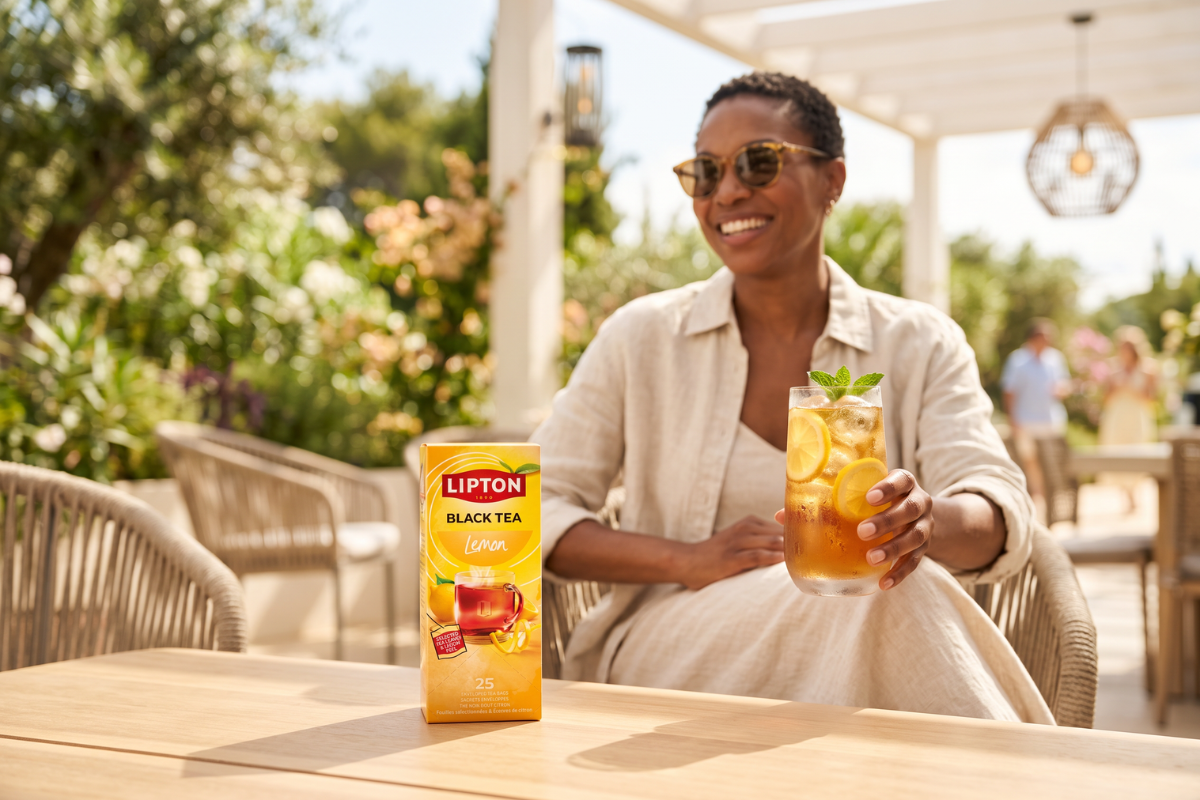 Opretst�ende Lipton Black Tea Lemon �ske. Designet er gult og orange med et tekrus og en spiral af frisk citronskal foran.
