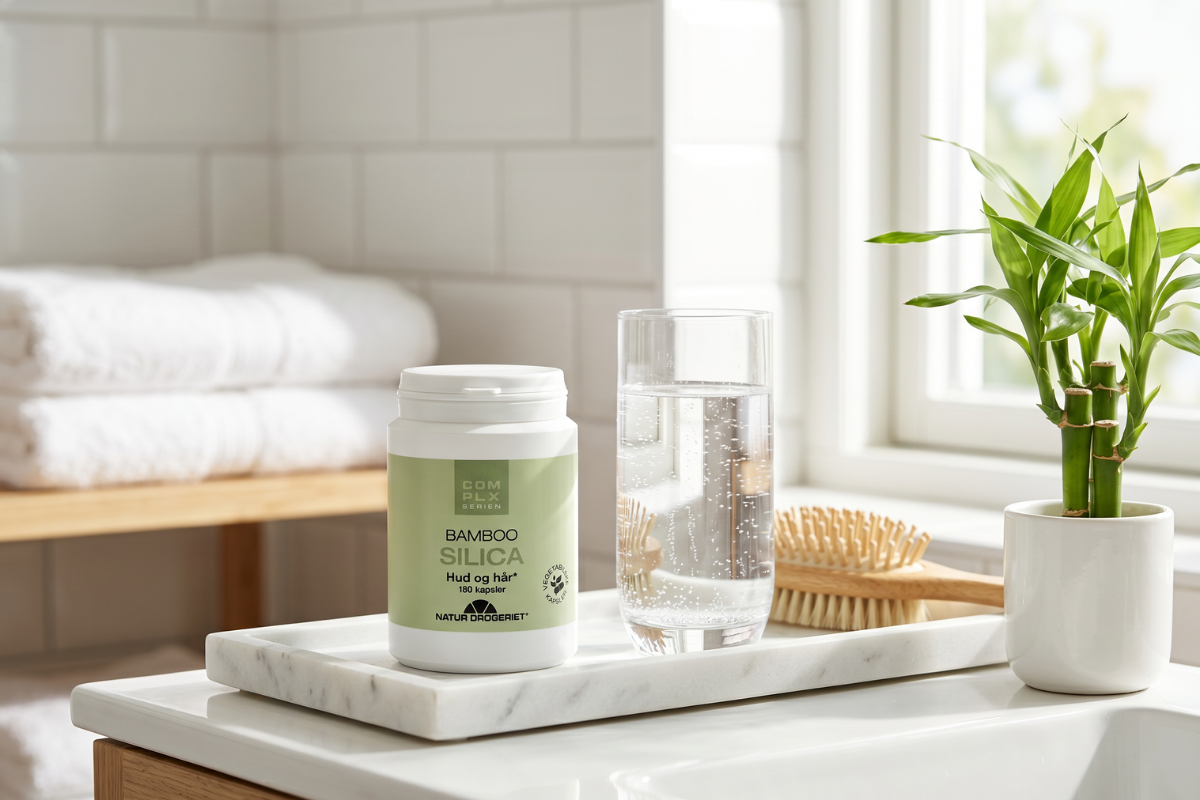 Hvid b�tte med gr�n etiket fra Natur Drogeriet, hvor der st�r 'COMPLX SERIEN - BAMBOO SILICA - Hud og h�r - 180 kapsler'.