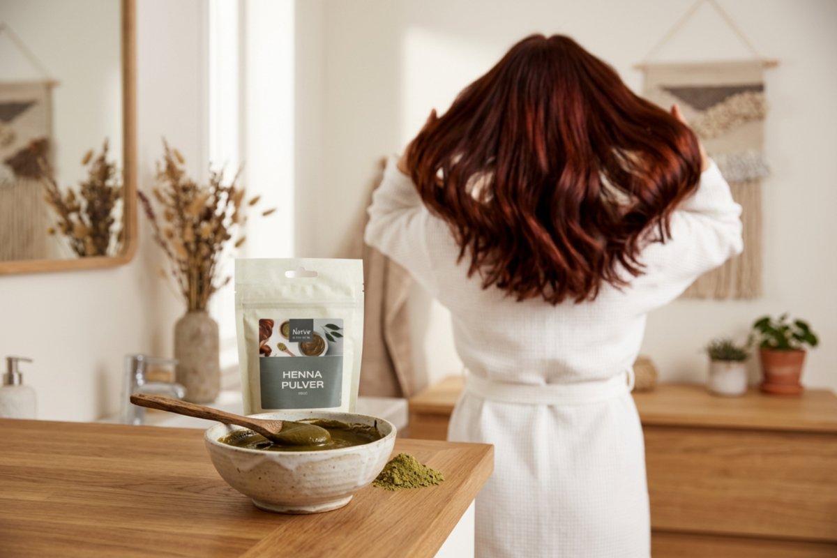 Den praktiske 100g pose med Natur Drogeriet Hennapulver R�d. Posen er lysegr�n med et stilrent billede i midten, der viser det fine, gr�nlige plantepulver, en r�rt hennapasta og et fyldigt, r�dt h�r.