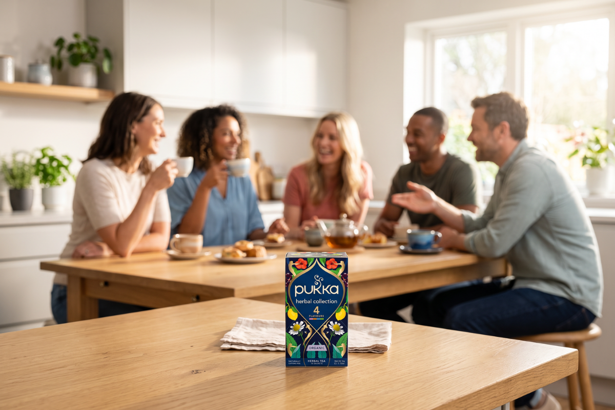 Opretst�ende �ske med Pukka Herbal Collection. Designet er dyb bl�t med gyldne m�nstre, citroner, mynteblade og margueritter.