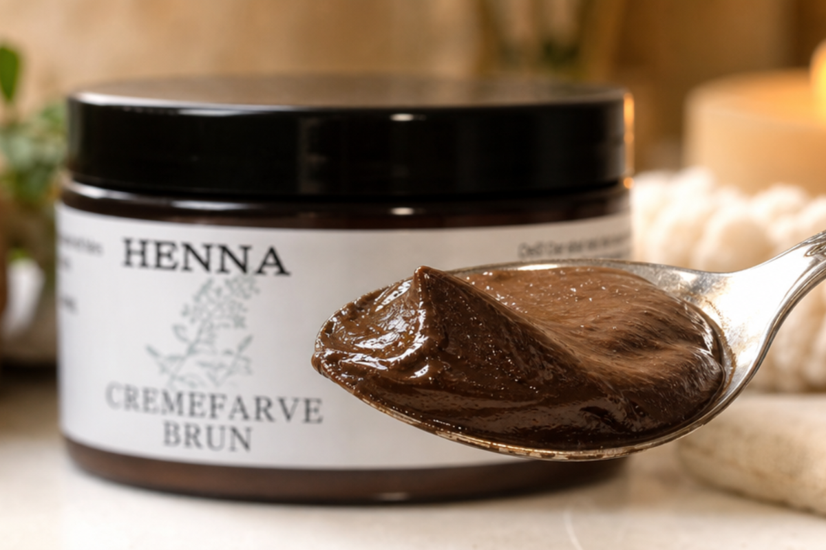 R�mer Henna Cremefarve Brun 140 ml krukke pr�senteret hos Helseservice - den veganske vej til naturligt brunt h�r.