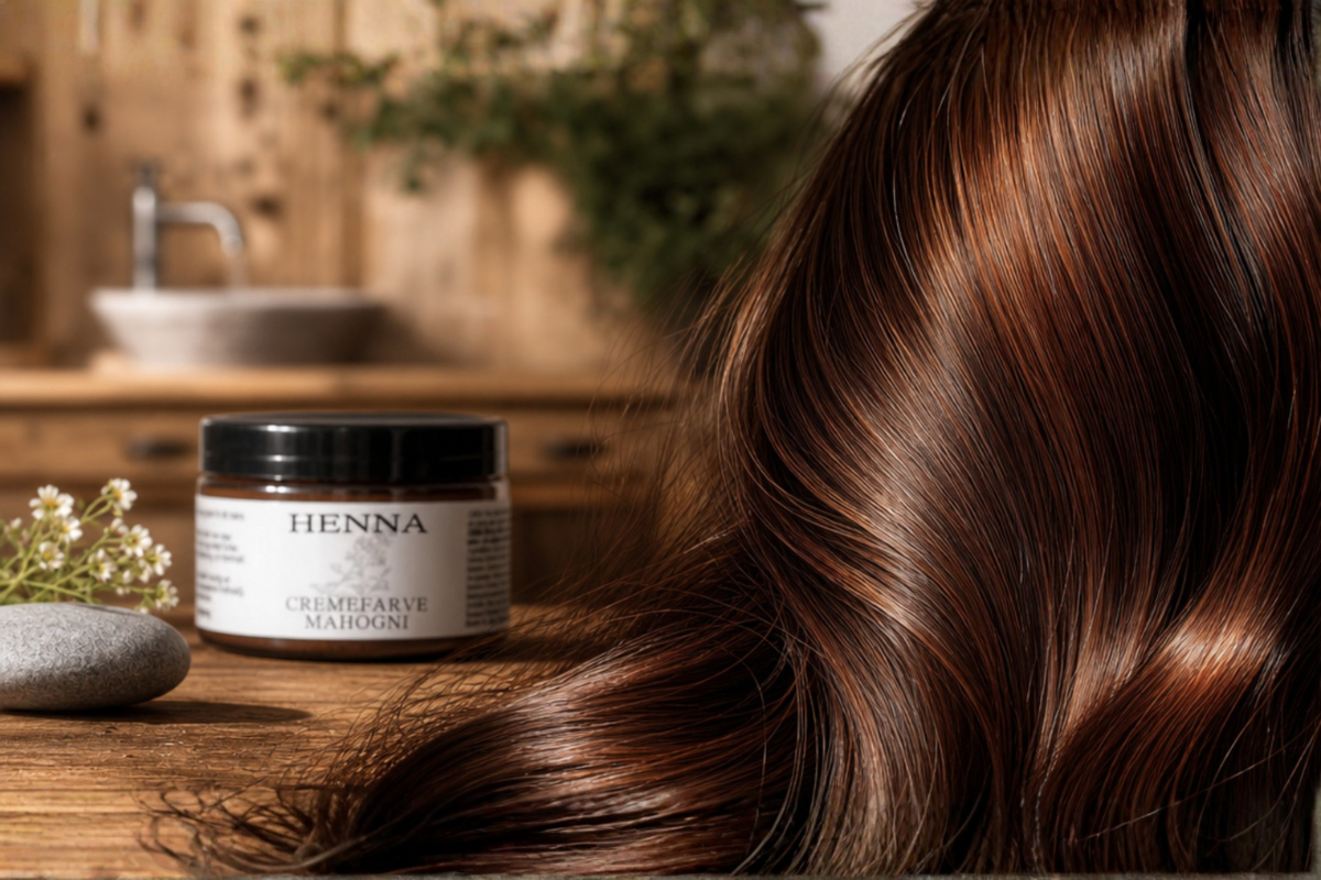 R�mer Henna Cremefarve Mahogni 140 ml i krukke pr�senteret hos Helseservice - en naturlig og plejende h�rfarve.