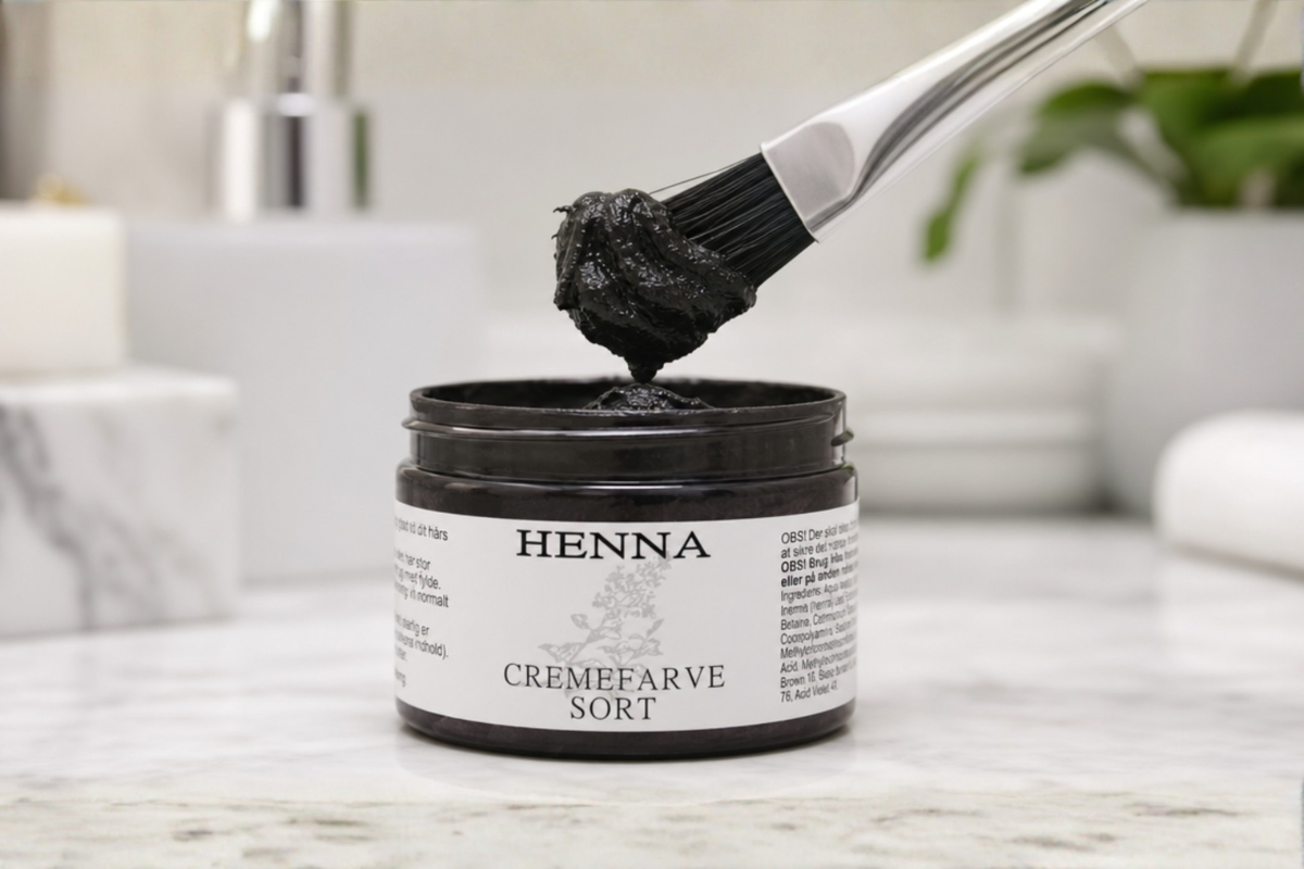 R�mer Henna Cremefarve Sort 140 ml krukke pr�senteret hos Helseservice - den veganske vej til m�rkt h�r.