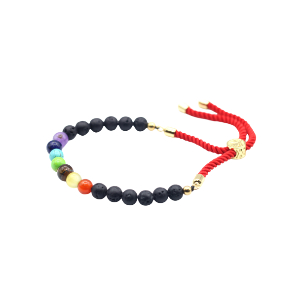 Et farverigt armb�nd med m�rke, por�se lavasten og 7 farvede chakra-perler. Armb�ndet er samlet med en r�d snor og afsluttet med en elegant 18K guldbelagt glidel�s.