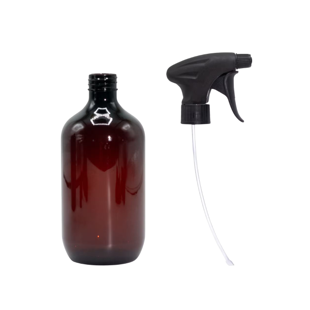 Stor 500 ml tom sprayflaske i amber plast med kraftig sort trigger-spray til DIY rumspray og reng�ring.