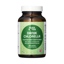 Et brunt medicinglas med hvidt l�g indeholdende 300 Aliga Aqtive Dansk Chlorella tabletter. Etiketten har gr�nne b�lgem�nstre og et 'Produceret i Danmark' logo.