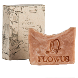 Flowus Natural Soap Bar 100g. En rustik terrakotta-farvet dansk s�bebar foran en smuk �ske med botaniske valmue-illustrationer.