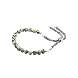 Justerbart �delstensarmb�nd best�ende af dalmatiner jaspis perler med sorte pletter, samlet p� en koksgr� snor med en 925 s�lvbelagt glidel�s.