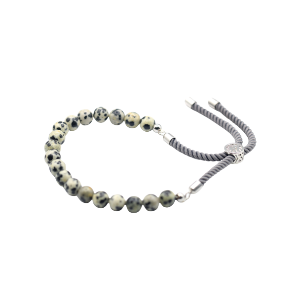 Justerbart �delstensarmb�nd best�ende af dalmatiner jaspis perler med sorte pletter, samlet p� en koksgr� snor med en 925 s�lvbelagt glidel�s.