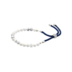Justerbart �delstensarmb�nd best�ende af hvide og gr� marmorerede howlit-perler trukket p� en kraftig navybl� snor med en s�lvbelagt glidel�s.