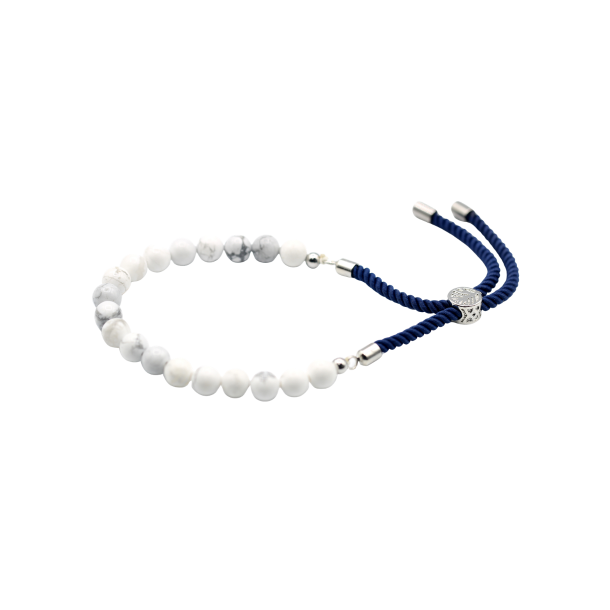 Justerbart �delstensarmb�nd best�ende af hvide og gr� marmorerede howlit-perler trukket p� en kraftig navybl� snor med en s�lvbelagt glidel�s.