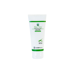 En ren, hvid tube KurmPharma Aloe Vera Lotion med gr�nne linjer og illustrationer af aloe vera-blade. Teksten fremh�ver '90% �kologisk dyrket', 'Fragrance Free' og at den er baseret p� 'Inner Filet Leaf Juice'.