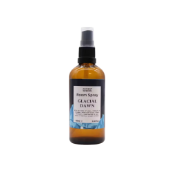 Opretst�ende Ancient Wisdom Room Spray Glacial Dawn. En ravfarvet 100 ml glasflaske med sort spraypumpe og en etiket prydet med et isbl�t bjergmotiv.