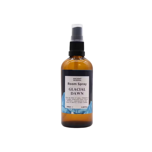 Opretst�ende Ancient Wisdom Room Spray Glacial Dawn. En ravfarvet 100 ml glasflaske med sort spraypumpe og en etiket prydet med et isbl�t bjergmotiv.