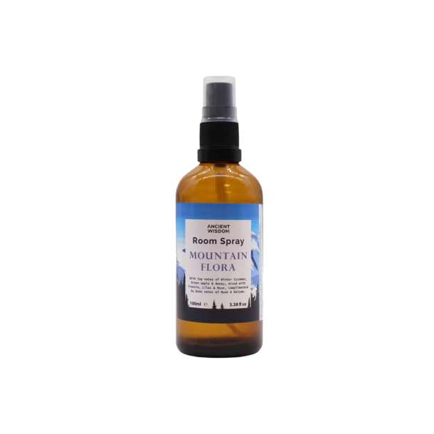 Opretst�ende Ancient Wisdom Room Spray Mountain Flora. En ravfarvet 100 ml glasflaske med sort spraypumpe og en etiket prydet med et lilla og bl�t bjergmotiv.