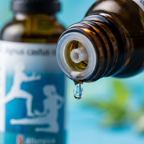 Et krystalklart makrobillede af en vanddr�be, der falder fra den indbyggede dr�bet�ller p� en m�rk ravfarvet glasflaske. Den bl�dt sl�rede baggrund kombinerer elegante, svale aquabl� og havbl� nuancer med blide, lysegr�nne strejf af friske citronmelisse-blade (Melissa). Lyset er klart, feminint, strukturerende og dybt beroligende.