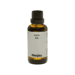 En klassisk m�rkebrun apoteker-glasflaske fra Allergica. Etiketten har et roligt, klinisk og stilrent hvidt/gr�t design med navnet Apis D6 tydeligt centreret. Flasken indeholder 50 ml dr�ber og har en indbygget dr�bet�ller i toppen.