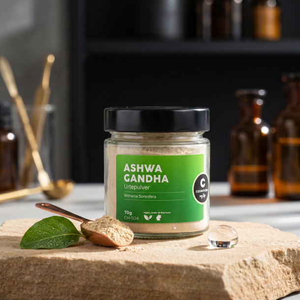 Cosmoveda Ashwagandha urtepulver i glas pr�senteret p� naturtr�, omgivet af fintmalet pulver, friske blade og rosenvand i en �stetisk apothecary-stil.