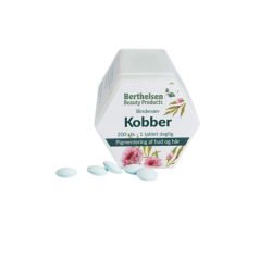Den hvide, sekskantede d�se med Berthelsen Kobber 200 tabletter, prydet med botaniske blomster. Foran d�sen ligger de lysebl�, synkevenlige tabletter.