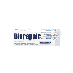 En hvid og m�rkebl� �ske med Biorepair Plus Pro White tandpasta. Emballagen fremh�ver, at det er medicinsk udstyr, og at den indeholder microRepair og PVP Anti-Stain Technology til beskyttelse og hvidere t�nder.