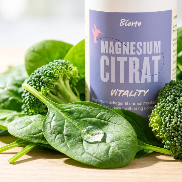 Makrobillede af friske, gr�nne gr�ntsager og rene, klare vanddr�ber, der symboliserer naturlig energi og vitalitet.
