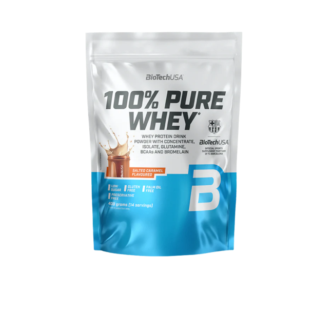 En hvid og lysebl� 'stand-up' pose med m�rket BioTechUSA 100% Pure Whey. Posen er m�rket med 'Salted Caramel Flavoured' og indikerer tydeligt, at den er glutenfri, palmeoliefri og uden konserveringsmidler.