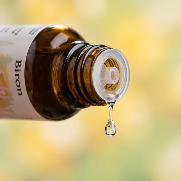 Et fantastisk makrobillede af en krystalklar vanddr�be, der falder direkte fra den indbyggede dr�bet�ller p� en m�rkegul rav-flaske. Baggrunden badet i bl�de, st�vede gule og lysegr�nne toner, der leder tankerne hen p� for�rssol, pollen og milde vinde.