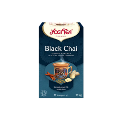 En m�rkebl� �ske fra m�rket Yogi Tea Organic med teksten 'Black Chai'. P� �sken er der en flot illustration af en indisk tekop med Ganesha-motiver, omgivet af krydderier som kanel og ingef�r.