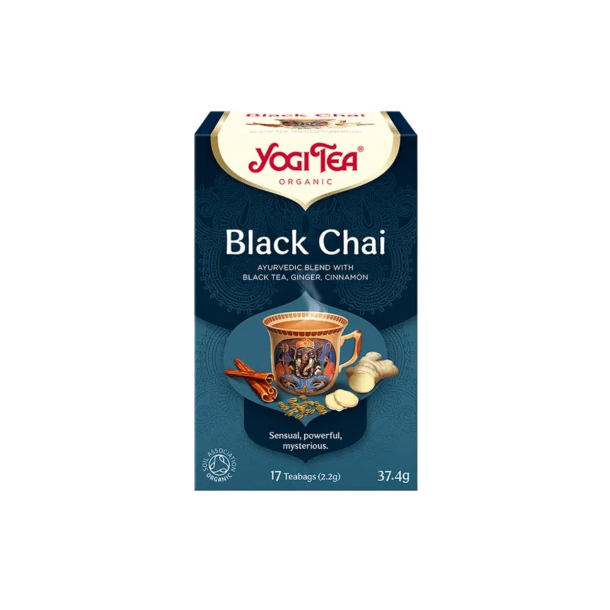 En m�rkebl� �ske fra m�rket Yogi Tea Organic med teksten 'Black Chai'. P� �sken er der en flot illustration af en indisk tekop med Ganesha-motiver, omgivet af krydderier som kanel og ingef�r.