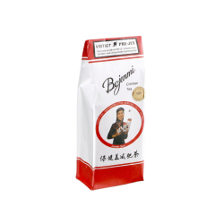 Den ikoniske st�ende pose i hvid og r�d med 'Bojenmi Chinese Tea'. Posen er fra m�rket Pre-Jet og prydes af et fotografi af en asiatisk kvinde og kinesiske skrifttegn.