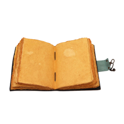 En �ben, h�ndlavet notesbog i brunt, rustikt l�der. P� forsiden er der en detaljeret pr�gning af en mediterende Buddha, hvor de syv chakraer er markeret med farver. Bogen holdes lukket med et kraftigt messing-sp�nde.