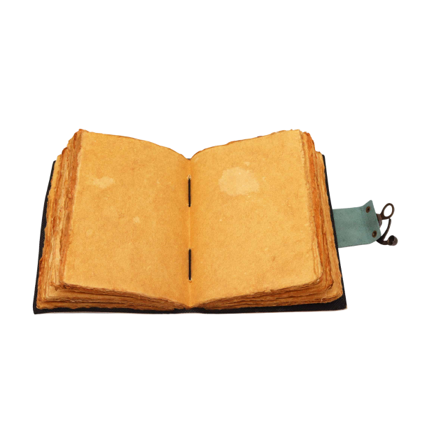 En �ben, h�ndlavet notesbog i brunt, rustikt l�der. P� forsiden er der en detaljeret pr�gning af en mediterende Buddha, hvor de syv chakraer er markeret med farver. Bogen holdes lukket med et kraftigt messing-sp�nde.