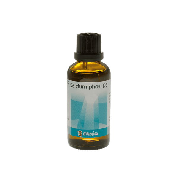 En m�rkebrun apoteker-glasflaske fra Allergica. Flasken indeholder 50 ml Calcium phos. D6 dr�ber. Etiketten har Allergicas logo og er dekoreret med smukke, beroligende turkise/akvamarine nuancer. I toppen ses den indbyggede dr�bet�ller.