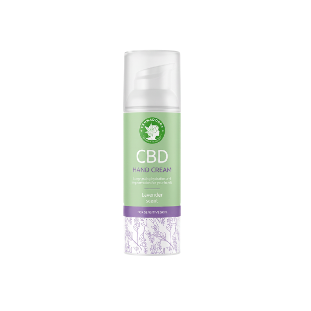 Opretst�ende Cannadorra CBD Hand Cream flaske med pumpe. Designet er i sarte lysegr�nne farver i toppen og svage lilla nuancer i bunden med lavendel-grafik, og et logo med en kvinde og et hampeblad.