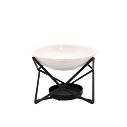 En moderne geometrisk duftlampe kaldet Hex Stand, best�ende af en krydsende sort metalramme med en hvid glaseret keramiksk�l p� toppen.
