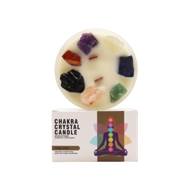 En eksklusiv hvid �ske til Chakra Crystal Candle med teksten 'Seven Stones' og en illustration af en mediterende figur med syv lysende chakraer.